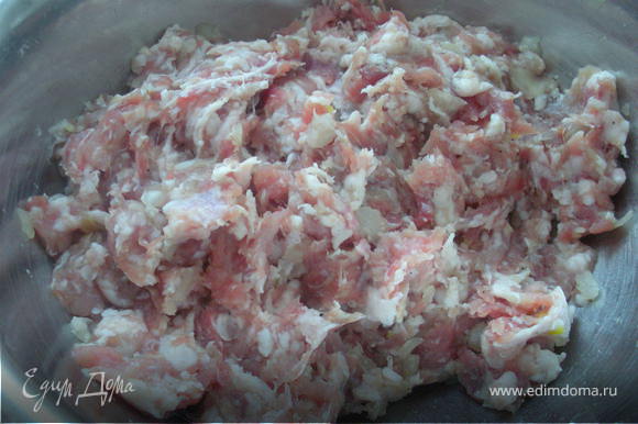 Мясо с луком перекрутить на мясорубке.Готовый фарш солим и перчим