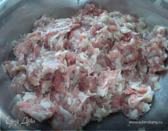 Мясо с луком перекрутить на мясорубке.Готовый фарш солим и перчим