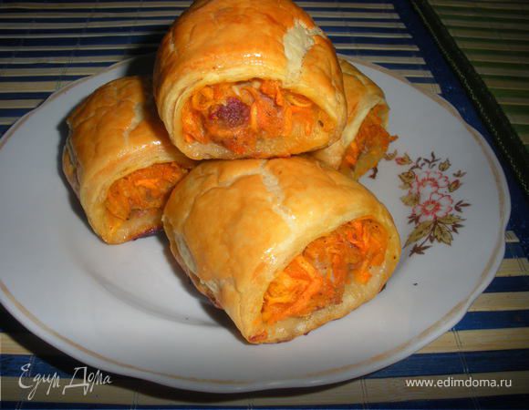 Наши мини-рулетики выложить на противень выстеленный бумагой для выпечки,сверху помазать взбитым яичком,и выпекать в разогретой духовке 30-40мин.Приятного аппетита!!!