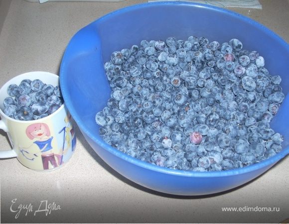 Расстопить масло ,смешать с сахаром яицами Слегка взбить.