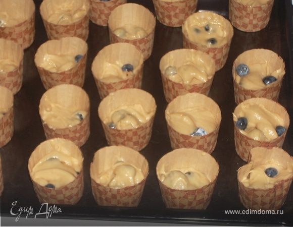 Добавить молоко,перемешать. Добавить просеянную муку с разрыхлителем.Перемешать до однородного теста.Смешать с ягодами.