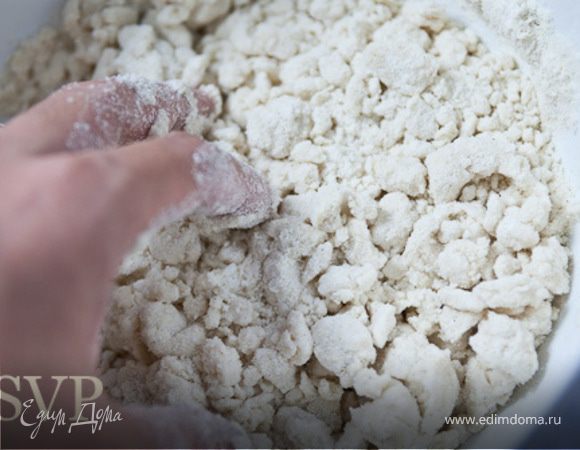 Шаг 1 : Смешать муку, соду, соль и масло. Медленно подливаем теплое молоко. Шаг 2 : Тесто начнет становится рассыпчатым, но это не страшно , мы продолжаем месить его и оно постепенно становится однородной массой. Месить тесто в течение 2 минут. Шаг 3: Из получившегося теста слепить шар, накрыть полиэтиленовой пленкой и дать настоятся 1 час. Шаг 4 :После того как тесто настоялось, нужно проверить на плавильню текстуру.  Оторвать кусочек, свернуть его в шарик, а затем сожмите его между ладонями. Если он образует трещин вдоль краев,  тесто слишком сухое.  Замесить еще немного теплого молока в тесто. Если тесто прилипает к ладоням- тесто слишком  влажное. нужно добавить еще немного муки...
Шаг 5: Из получившегося теста слепить 13-14 одинакового размера шариков (размером чуть меньше куриного яйца) Шаг 6:  
Идеальным прессом для лепешки служит обратная сторона тарелки (примерно 12см в диаметре) . Для того что бы лепешка не пестовала к тарелки и доске , я перетягиваю их пластиковой пленкой Толщина лепешки должна быть около 0.2 см.
Шаг 7: Обжариваем лепешки на разогретой чугунной сковороде. Обжариваем примерно по минуте с каждой стороны, лепешки не должны дойти до коричневого цвета!  