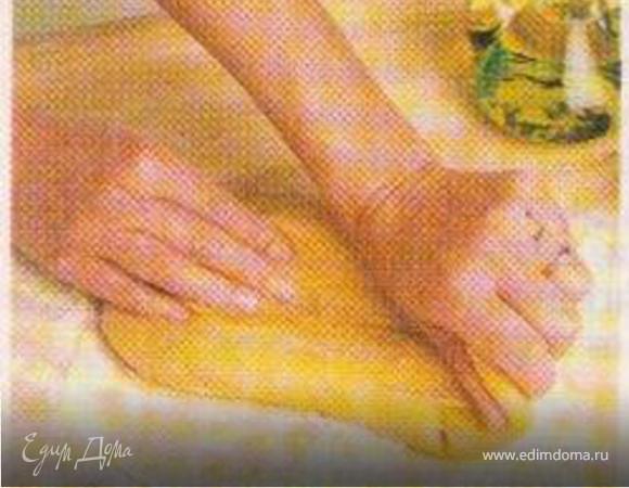 Замесите тесто из муки, яиц, оливкового масла, щепочки соли и нескольких столовых ложек воды.Легко надавите на него пальцем: если маленькое углубление быстро исчезло, тесто нужной консистенции.Смажьте растительным маслом и оставьте.