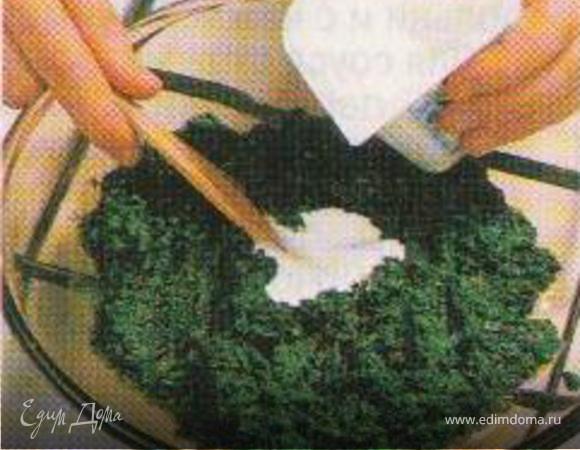 Очистите и измельчите чеснок.Свежий шпинат тщательно помойте и порвите на кусочки (если используете замороженный, предварительно немного разморозьте).Добавьте сливочное масло, сметану, чеснок, перец и соль.Перемешайте и потушите.