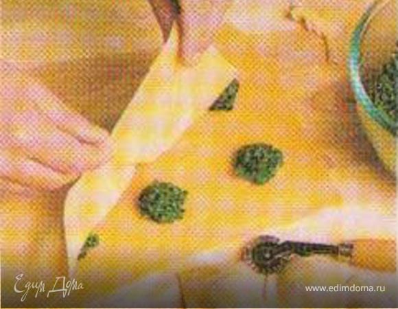 Тесто разделите на 2 части и раскатайте лепешками.Шпинат чайной ложкой выложите на одну лепешку.Накройте второй и прижмите в свободных от начинки местах.Специальным колесиком вырежьте равиоли.Отварите в кипящей подсоленной воде.