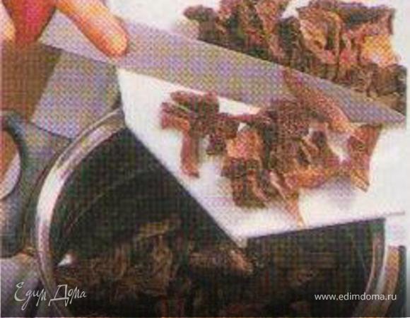 Грибы вымойте, мелко нарежьте и отварите.Шумовкой переложите в другую емкость, влейте 1/2 стакана воды и доведите до кипения.Приправьте, добавьте муку и поварите, чтобы загустить соус.Равиоли полейте грибным соусом и посыпьте базиликом.