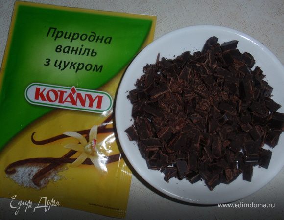 Растереть масло, сахар,какао и ванильный сахар до кремообразного состояния, добавить обе муки и мелко порезанный на кубики шоколад. 