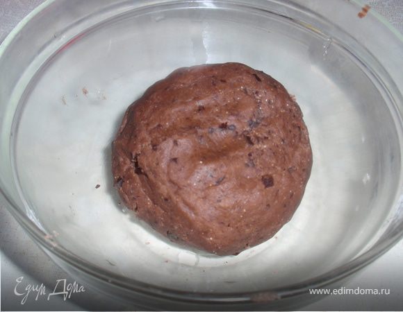 Скатать руками маленькие шарики. По серединке, пальцем, сделать углубление, положить заранее размороженную вишенку.