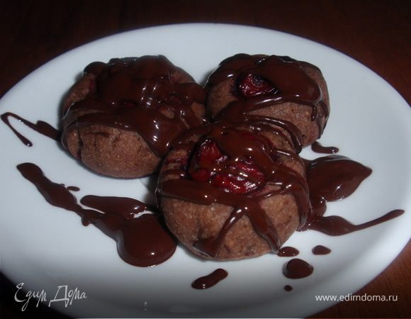 Растопить на паровой бане оставшийся шоколад, и украсить им готовое печенье.