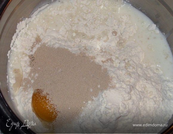 Все ингредиенты выложить в миску и замесить тесто.