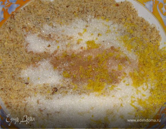 Тем временем в отдельной миске смешать молотые орехи, корицу, лимонную цедру и ванильный сахар.

