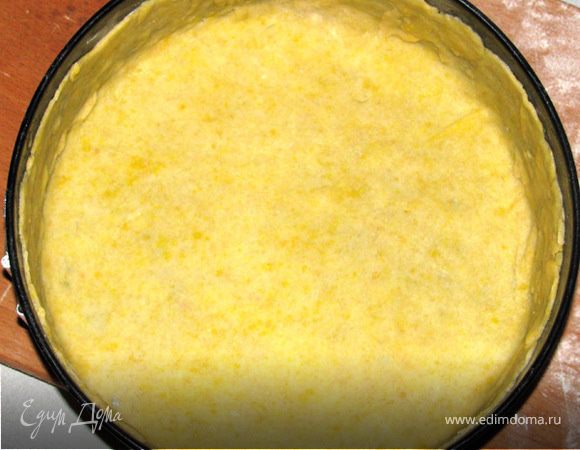 Из холодильника достать большую часть теста. Тонко раскатать (чтобы видна была доска для раскатки) и выложить в смазанную маслом форму ДИАМЕТРОМ 22 СМ.

