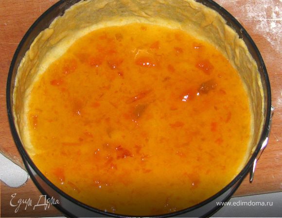 На тесто выложить 140 г абрикосового джема и равномерно распределить по поверхности при помощи лопатки.