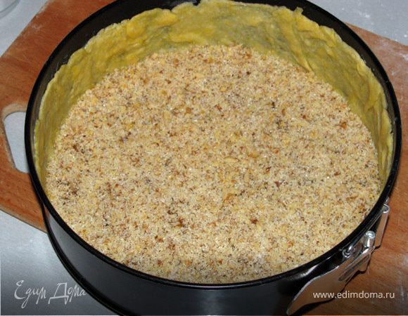 Сверху посыпать ореховой смесью – на каждый корж – 90г.

