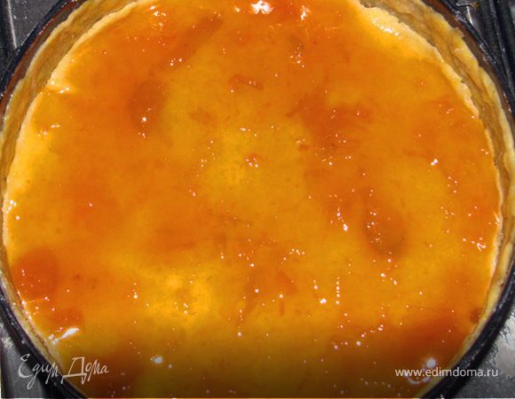 Сверху смазываем абрикосовым джемом. (140г)