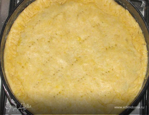 Верхий корж прокалываем в нескольких местах вилкой и отправлям в предварительно разогретую до 180*С духовку. Прошу ОБРАТИТЬ ВНИМАНИЕ на то, что температурный режим для каждой духовки надо подбирать индивидуально, учитывая, что пирог должен находиться в духовке 50 мин. и не подгореть Поэтому, лучше начать с температуры поменьше (170*,например) и потом в процессе выпечки ее регулировать .