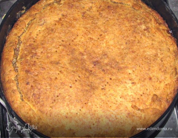 Торт из формы вынимать после полного охлаждения, лучше оставить его охлаждаться при комнатной температуре на всю ночь. Тогда слои хорошо «зафиксируются».