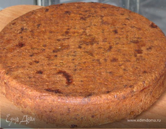 После полного охлаждения, снять борта формы и перевернуть наш торт на разделочную доску.