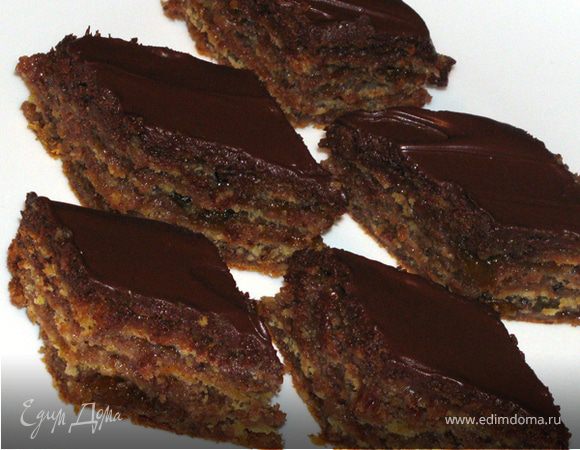 Торт разрезать на пирожные в форме ромба или прямоугольника. Приятного аппетита!:)