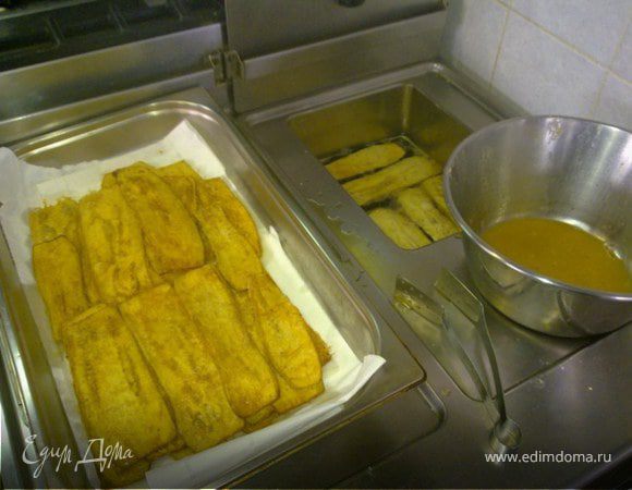 Баклажан очистить от кожуры, нарезать на слайсере толщиной в 5 мм, посыпать солью с перцем и дать настояться 1 час. Затем баклажан обвалять в муке с обеих сторон, а потом в льезоне. Для льезона все требуемые ингредиенты хорошо взбить.

Разогреть фритюрницу и обжарить баклажан до золотистой корочки при 170°C.