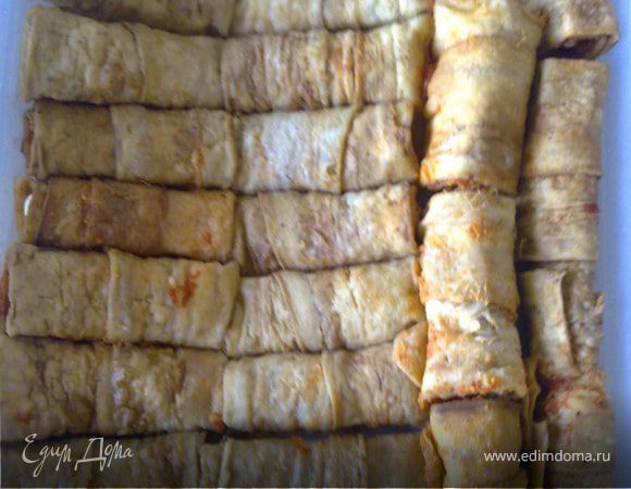 Взять два обжаренных кусочка баклажана, один положить на край другого. Аккуратно выровнять рукой, смазать томатным соусом, сверху положить нарезанную брусочками моцареллу и свернуть рулетом.

Для томатного соуса смешать соус, мелко нарубленный базилик и тертый пармезан.