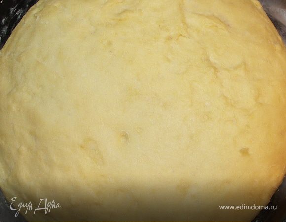 Молоко подогреваем.Добавляем сахар, 3-4 ст.л муки и дрожжи оставляем в тёплом месте на часик.Муку просеиваем в большую миску.Топлёное масло растапливаем и смешиваем с растительным.Яйца взбиваем венчиком.В муке делаем углубление и выливаем в воронку молоко с дрожжами.Аккуратно не нарушая воронки начинаем мешать по часовой стрелке.Следом выливаем масло,потом яйца.Всё аккуратно и последовательно.После того как жидкость наберёт муку начинаем перемешивать руками.Нежно,настойчиво и с улыбкой))Тесто не любит плохого настроения,шума и криков)Замесили не тугое и не липкое тесто(по этому рецепту я больше не добавляю муки,даже когда леплю пирожки),накрываем полотенцем и ставим в теплое место.Примерно на 3-4 часа.Как только тесто увеличится в 3 раза,его нужно обмять и через полчасика лепим пирожочки))