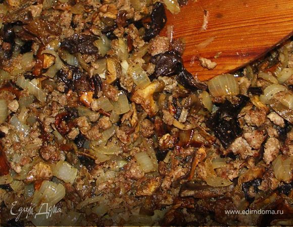 Пока тесто зреет,готовим начинки.
Грибы замачиваем в холодной кипячёной воде.На топлёном масле обжариваем последовательно фарш,лук,грибочки(отжатые и нарезанные).Солим и перчим.