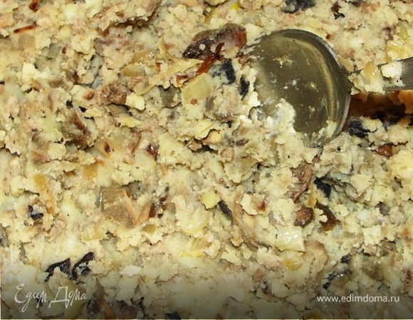 Отвариваем картофель до готовности.Сливаем воду,толчём в пюре и смешиваем с мясом и грибами.Чтобы начинка не была очень крутой добавляем несколько столовых ложек жидкости(вода с грибов или картофельная вода слитая после варки).Тщательно перемешиваем.Начинка готова.