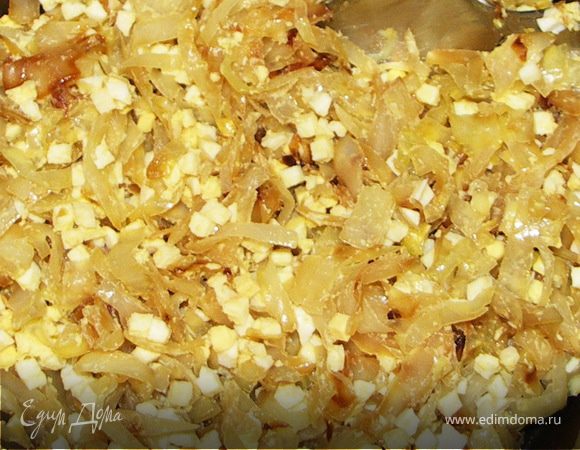 Нашинкованную капусту обжариваем на топлёном масле(некоторые хозяйки отваривают капусту,но моя семья признаёт только обжаренную,якобы вкуснее и пхнет по другому).Добавляем лук.Ещё немного обжариваем.Часто мешаем,чтоб не пригорело ничего.Солим и перчим.Снимаем с огня и добавляем мелко нарезанные(яйцерезкой можно)яйца.Можно дополнительно добавить ещё кусочек сливочного масла.Начинка готова))