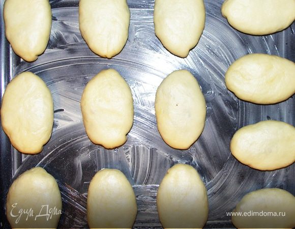 Начинка остыла.Тесто созрело.Лепим пирожки.С капустой-яйцом у нас будут большие кулебяки,а с мясом-грибами-картофелем маленькие пирожочки))Я кладу очень много начинки.Так любят мои мальчики))В готовом пирожке тесто не более 0.5 см получается.После того как пирожки налеплены накрываем их полотенцем и оставляем на полчасика.