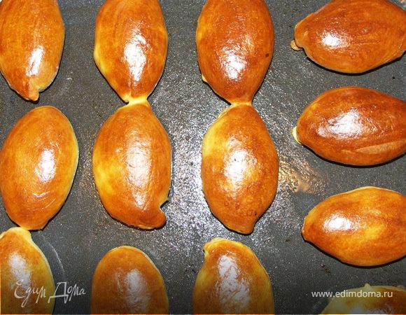 Духовку разогреваем до 200С.Выпекаем минут 20-25.Взбить яйцо,добавить 1ст.л воды.тщательно смазать пирожки за 2-3 мин до готовности.Я сначала пеку при режиме верх-низ без конвекции.А последние 5-7 мин ставлю верх + конвекция.После того как мы достали пирожки из духовки их нужно накрыть влажным полотенцем и оставить на полчасика(это самое сложное,потому как семья стучит ложками и вопит о том,что пирожки и так вкусные).Но только после этого пирожки станут окончательно готовыми.Приятного аппетита!))