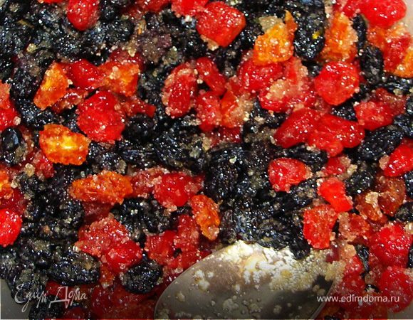 Ягоды(кизил порезать)замачиваем в коньяке,добавляем сахар.