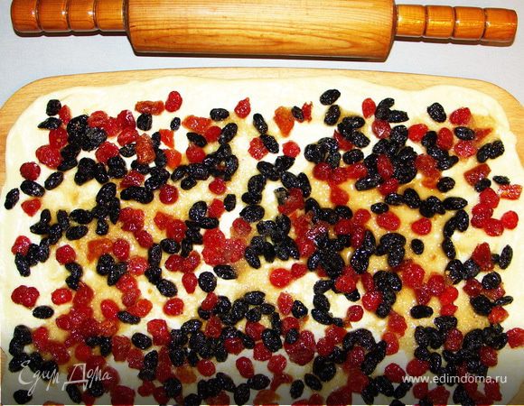 Тесто раскатываем.Густо смазываем сливочным маслом.Выкладываем начинку.