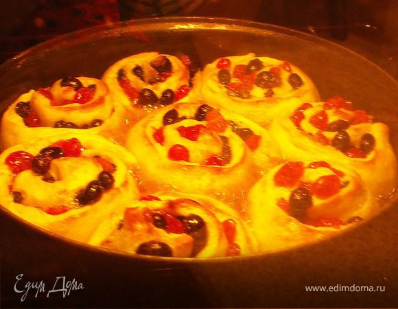 Оставить под полотенцем на час.Поставить в духовку 200С.Поскольку низ у булочек открытый сахар,масло и коньяк будут медленно вытекать и плавиться.Буквально через 10 мин булочки окажутся погружёнными в горячую карамель в которой и будут выпекаться.