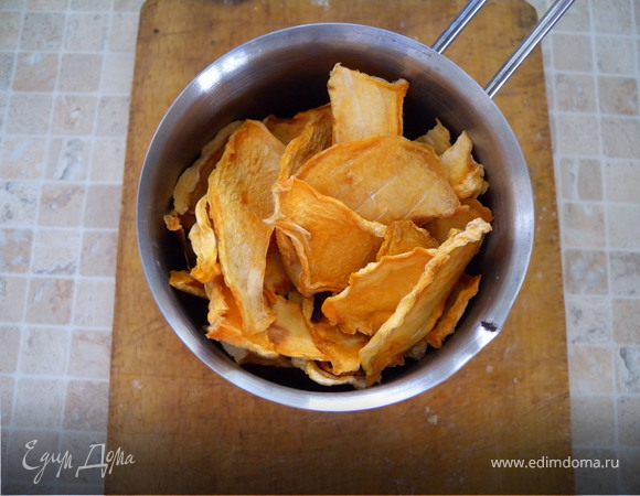 Залить дыню кипятком, посолить, добавить специи. Дать настояться около 10 минут. Слить воду. 