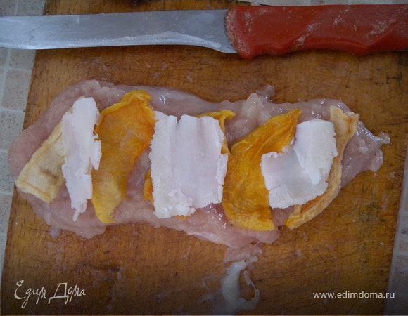 Порезать мясо на фелешки, немного отбить до размера чуть меньше ладони. (Должно получиться 12 шт).Порезать сало на очень тоненькие полосочки. 