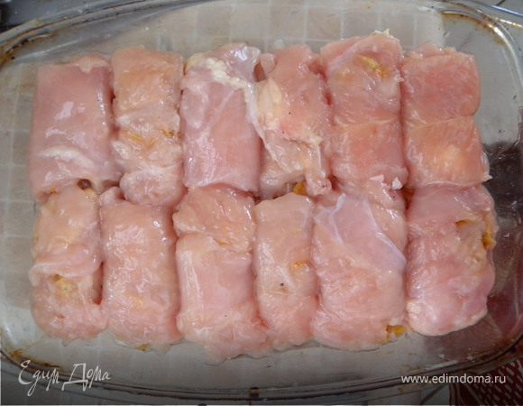 Выкладывать на мясо дыню, затем сало. Сворачивать рулетиком.