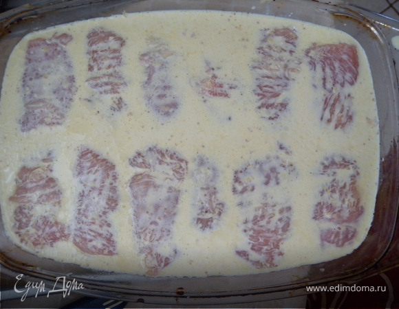 Смазать форму (у меня стеклянная гусятница) растительным маслом. Выложить рулетики. Залить соусом. Притопить вилкой, если сильно торчат "из воды".