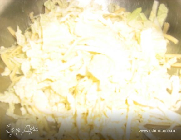 С пекинской капусты срезать твердую часть, мягкую мелко нарубить. Сыр натереть на крупной терке, помидор порезать тонкими ломтиками. курятину порезать произвольно.
Капусту и сыр  смешать отдельно в тарелке и посолить.