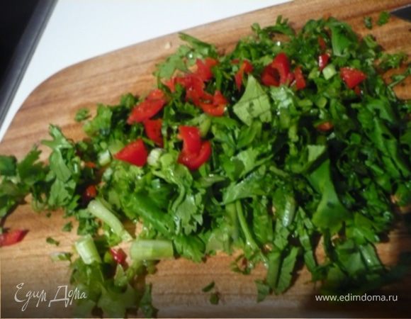 Все ингредиенты перемешать. Не солить, так как соль есть в соевом соусе. 
