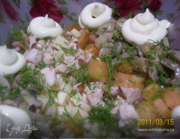 Сыр, помидоры режем мелкими кубиками. Все ингридиенты укладываем в салатник. Добавляем укроп и майонез. 