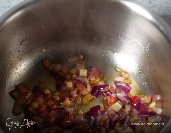Лук, чеснок мелко порезать и немного обжарить в масле. Добавить томат пасту и перемешать.