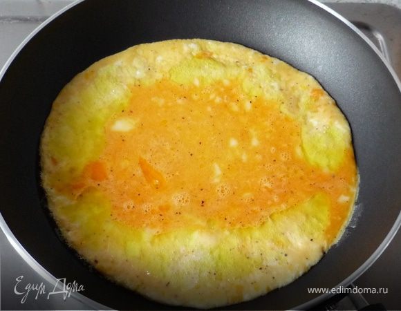 Яйца перемешать, посолить, поперчить. На сковороду с разогретым оливковым маслом выложить половину смеси, жарит 3 минуты, затем перевернуть и продолжить жарить 2 минуты. Выложить омлет на тарелку и повторить тоже самое со второй частью яйчной массы.