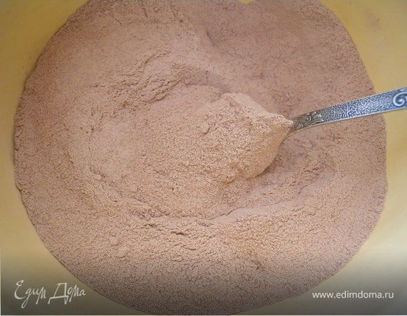 Смешайте все сухие ингредиенты: муку (просеять), сахар, соду, разрыхлитель и какао.