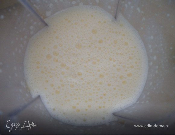 Взбейте яйца, добавьте к ним молоко и растительное масло.