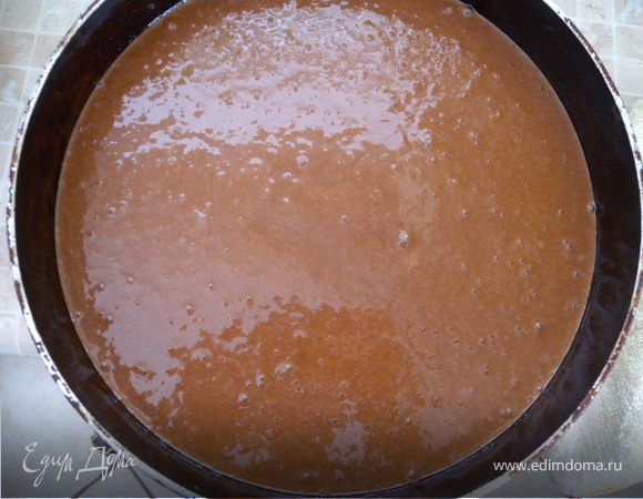 Влейте стакан крутого кипятка, все тщательно и быстро перемешайте.