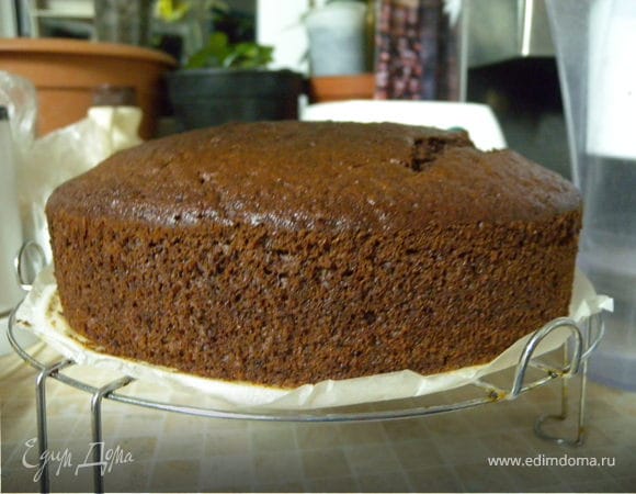 Вылейте тесто в форму (дно выложите пекарской бумагой и смажьте маслом).