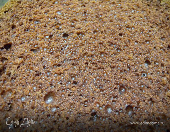 Такой получается бисквит, если разрезать его вдоль нитью, — пористый. 