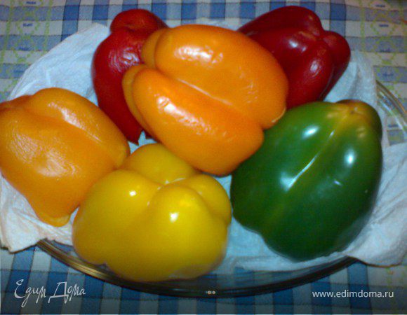 Перцы помыть,срезать"шляпки",аккуратно удалить семечки.