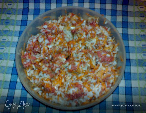 Рис отварить и остудить.В фарш добавить отварной рис и овощи натертые на терке: сырую морковь,лук и чеснок.Затем добавить специи всё перемешать и начинить перцы.